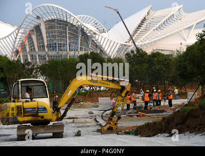 Qingdao, China Provinz Shandong. 21 Juni, 2018. Arbeiter arbeiten an einer Baustelle der Qingdao International Beer Festival in Qingdao, in der ostchinesischen Provinz Shandong, 21. Juni 2018. Der Wiederaufbau der wichtigste Ort für das bierfest ist zu Ende. Credit: Li Ziheng/Xinhua/Alamy Leben Nachrichten kommen Stockfoto