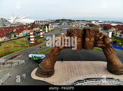 Qingdao, China Provinz Shandong. 21 Juni, 2018. Hauptspielstätte des Qingdao International Beer Festival ist im Bau in Qingdao, in der ostchinesischen Provinz Shandong, 21. Juni 2018. Der Wiederaufbau der wichtigste Ort für das bierfest ist zu Ende. Credit: Li Ziheng/Xinhua/Alamy Leben Nachrichten kommen Stockfoto