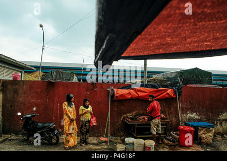 Kuala Lumpur, Malaysia. 21. Juni 2018. Rohingya Flüchtlinge sind in Wet Market in der Nähe von Ihrem Haus in Verbindung mit Welt Flüchtlinge Tag in Kuala Lumpur, Malaysia, am 21. Juni 2018 gesehen. Mehr als 60 tausend Rohingya-flüchtlinge Register unter der UNCHR-Tagung in Malaysia kommen seit dem Konflikt in Arakan Myanmar beginnen. Foto von Samsul sagte/Nipponnews (MALAYSIA) Quelle: Lba Co.Ltd./Alamy leben Nachrichten Stockfoto