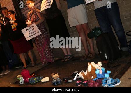 New York City, New York, USA. 21 Juni, 2018. Hunderte von New Yorkern versammelten sich in eine neu entdeckte Gefangenenlager namens Cayuga Children's Center in Harlem, für eine Stille mahnwache als Ausdruck der Forderung, dass die Kinder mit ihren Familien''" und nicht in den Konzentrationslagern, die von der Regierung der Vereinigten Staaten gehalten werden vereint werden. Die '' 'Null-Toleranz-Politik' hat verärgert Amerikaner, in der Trumpf-administration Umkehr der Politik heute, 21. Juni, 2018. Credit: G. Ronald Lopez/ZUMA Draht/Alamy leben Nachrichten Stockfoto