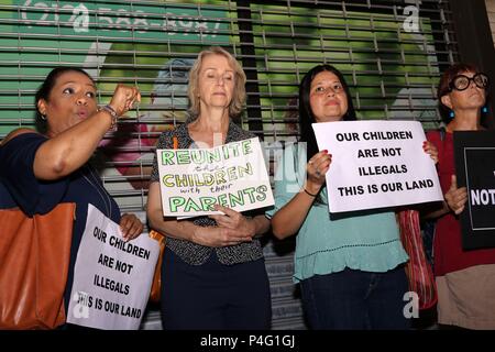 New York City, New York, USA. 21 Juni, 2018. Hunderte von New Yorkern versammelten sich in eine neu entdeckte Gefangenenlager namens Cayuga Children's Center in Harlem, für eine Stille mahnwache als Ausdruck der Forderung, dass die Kinder mit ihren Familien''" und nicht in den Konzentrationslagern, die von der Regierung der Vereinigten Staaten gehalten werden vereint werden. Die '' 'Null-Toleranz-Politik' hat verärgert Amerikaner, in der Trumpf-administration Umkehr der Politik heute, 21. Juni, 2018. Credit: G. Ronald Lopez/ZUMA Draht/Alamy leben Nachrichten Stockfoto