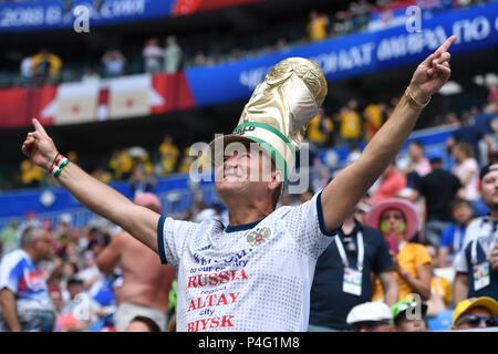 Samara, Russland. 21 Juni, 2018. Russische Ventilator, Fußball-Fan, mit dem Kelch, Schale, wie Kopfbedeckungen, Mann, maenlich. Dänemark (DEN) - Australien (AUS) 1-1, Vorrunde, Gruppe C, Match 22, am 21.06.2018 in Samara, Samara Arena. Fußball-WM 2018 in Russland vom 14.06. - 15.07.2018. | Verwendung der weltweiten Kredit: dpa/Alamy leben Nachrichten Stockfoto