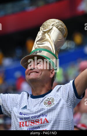 Samara, Russland. 21 Juni, 2018. Russische Ventilator, Fußball-Fan, mit dem Kelch, Schale, wie Kopfbedeckungen, Mann, maenlich. Dänemark (DEN) - Australien (AUS) 1-1, Vorrunde, Gruppe C, Match 22, am 21.06.2018 in Samara, Samara Arena. Fußball-WM 2018 in Russland vom 14.06. - 15.07.2018. | Verwendung der weltweiten Kredit: dpa/Alamy leben Nachrichten Stockfoto