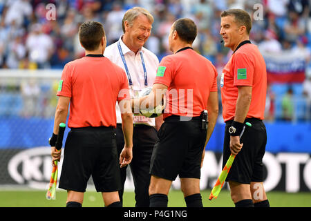 Samara, Russland. 21 Juni, 2018. Age Hareide (Trainer, DEN) Witze nach dem Ende des Spiels mit der refereegespann, Dänemark (DEN) - Australien (AUS) 1-1, Vorrunde, Gruppe C, Match 22, am 21.06.2018 in Samara, Samara Arena. Fußball-WM 2018 in Russland vom 14.06. - 15.07.2018. | Verwendung der weltweiten Kredit: dpa/Alamy leben Nachrichten Stockfoto