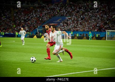 Jun 20th, 2018, Kazan, Russland. Mehdi Taremi des Iran und ISCO von Spanien in Aktion während der FIFA WM 2018 Russland. Gruppe B Iran v Spanien Spiel in Kazan Arena. Spanien gewann das Match 1 - 0. Shoja Lak/Alamy leben Nachrichten Stockfoto