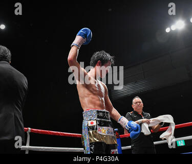 Tokio, Japan. 20 Juni, 2018. (L - R) Hironori Mishiro (JPN), Takashi Inoue Boxen: hironori Mishiro von Japan feiert seine split Entscheidung Sieg nach der OPBF Super Leichtgewicht Titelzeitraum zu unterschiedlichen Ariake in Tokio, Japan. Credit: Hiroaki Yamaguchi/LBA/Alamy leben Nachrichten Stockfoto