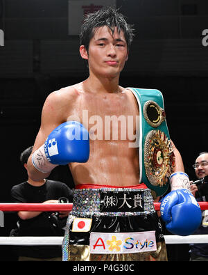 Tokio, Japan. 20 Juni, 2018. Hironori Mishiro (JPN) Boxen: hironori Mishiro von Japan stellt mit seinem Meister Riemen nach dem Gewinn der OPBF Super Leichtgewicht Titelzeitraum zu unterschiedlichen Ariake in Tokio, Japan. Credit: Hiroaki Yamaguchi/LBA/Alamy leben Nachrichten Stockfoto