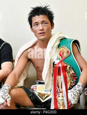 Tokio, Japan. 20 Juni, 2018. Hironori Mishiro (JPN) Boxen: hironori Mishiro von Japan wird von der Presse nach der OPBF Super Leichtgewicht Titelzeitraum zu unterschiedlichen Ariake in Tokio, Japan, interviewt. Credit: Hiroaki Yamaguchi/LBA/Alamy leben Nachrichten Stockfoto