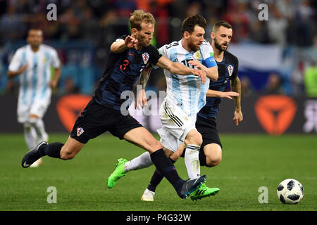 Nischni Nowgorod, Russland. 21 Juni, 2018. Wm, Argentinien vs Kroatien, Vorrunde Gruppe D, 2. Spieltag in Nischni Nowgorod Stadion. Ivan Strinic aus Croaita (von links nach rechts), Lionel Messi aus Argentinien und Marcelo Brozovic aus Kroatien in Aktion. Credit: Andreas Gebert/dpa/Alamy leben Nachrichten Stockfoto