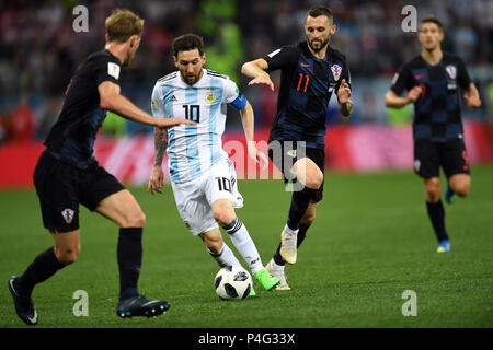 Nischni Nowgorod, Russland. 21 Juni, 2018. Wm, Argentinien vs Kroatien, Vorrunde Gruppe D, 2. Spieltag in Nischni Nowgorod Stadion. Lionel Messi (Mitte links) aus Argentinien und Marcelo Brozovic (Mitte rechts) aus Kroatien in Aktion. Credit: Andreas Gebert/dpa/Alamy leben Nachrichten Stockfoto