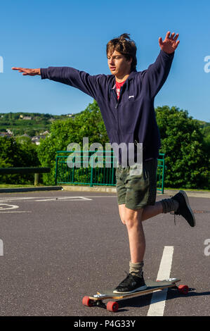 Schull, Irland. 22. Juni, 2018. Fergus Crockett von Ballydehob, County Cork macht das Beste aus dem sonnigen Wetter in Schull heute Morgen. Die Temperaturen werden in den nächsten Tagen und erreichte Mitte der -20 Celsius bis Mitte nächster Woche. Credit: Andy Gibson/Alamy Leben Nachrichten. Stockfoto