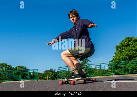 Schull, Irland. 22. Juni, 2018. Fergus Crockett von Ballydehob, County Cork macht das Beste aus dem sonnigen Wetter in Schull heute Morgen. Die Temperaturen werden in den nächsten Tagen und erreichte Mitte der -20 Celsius bis Mitte nächster Woche. Credit: Andy Gibson/Alamy Leben Nachrichten. Stockfoto