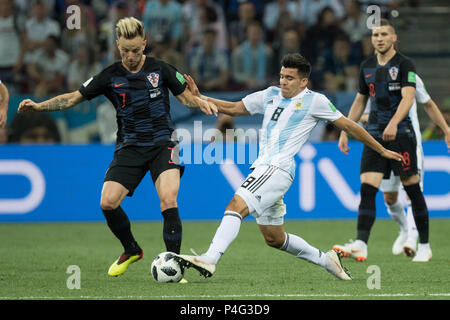 Moskau, Russland. 21 Juni, 2018. Ivan Rakitic (links, CRO) gegen Marcos ACUNA (ARG), Aktion, Duellen, Argentinien (ARG) - Kroatien (CRO), Vorrunde Gruppe D, Spiel 23, am 21.06.2018 in Moskau; Fußball-WM 2018 in Russland vom 14.06. - 15.07.2018. | Verwendung der weltweiten Kredit: dpa Picture alliance/Alamy leben Nachrichten Stockfoto