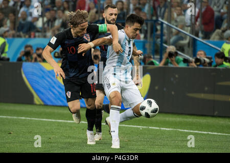 Moskau, Russland. 21 Juni, 2018. Luka Modric (links, CRO) gegen Marcos ACUNA (ARG), hinter Marcelo BROZOVIC (CRO), Aktion, um den Ball kämpfen, Argentinien (ARG) - Kroatien (CRO), Vorrunde Gruppe D, Spiel 23, am 21.06. 2018 in Moskau; Fußball-WM 2018 in Russland vom 14.06. - 15.07.2018. | Verwendung der weltweiten Kredit: dpa Picture alliance/Alamy leben Nachrichten Stockfoto