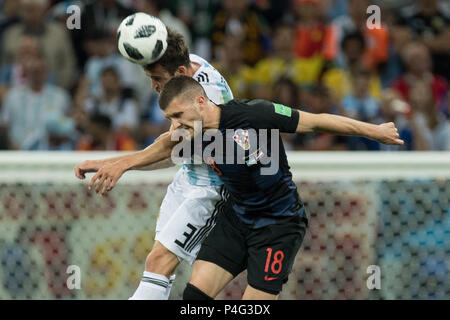 Moskau, Russland. 21 Juni, 2018. Nischni Nowgorod, Russland. 21 Juni, 2018. Nicolas TAGLIAFICO (links, ARG) versus Ante REBIC (CRO), Aktion, Duellen, Argentinien (ARG) - Kroatien (CRO), Vorrunde Gruppe D, Spiel 23, am 21.06.2018 in Moskau; Fußball-WM 2018 in Russland vom 14.06. - 15.07.2018. | Verwendung der weltweiten Kredit: dpa/Alamy Leben Nachrichten Quelle: dpa Picture alliance/Alamy leben Nachrichten Stockfoto