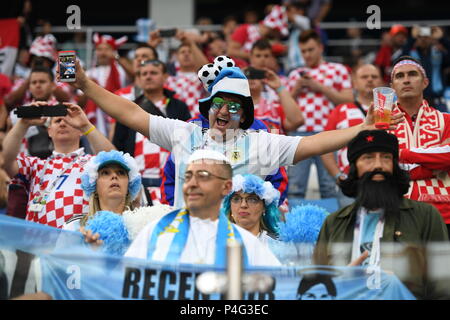 Nischni Nowgorod, Russland. 21 Juni, 2018. Wm, Argentinien vs Kroatien, Vorrunde Gruppe D, 2. Spieltag in Nischni Nowgorod Stadion. Argentinien fan Anfeuern ihrer Mannschaft vor dem Spiel. Credit: Andreas Gebert/dpa/Alamy leben Nachrichten Stockfoto