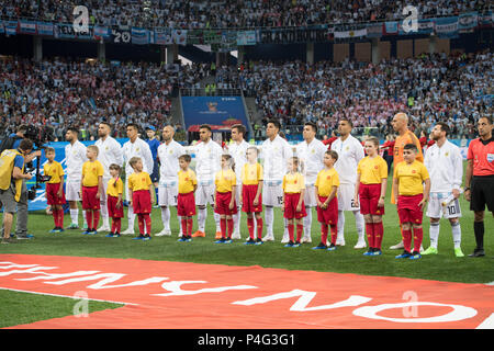 Nischni Nowgorod, Russland. 21 Juni, 2018. Die argentinischen Spieler während der Nationalhymne, Präsentation, Prsssentation, Line up, Aufstellung, vollständige Figur, Landschaft, Argentinien (ARG) - Kroatien (CRO) 0:3, Vorrunde Gruppe D, Spiel 23, am 21.06.2018 in Moskau; Fußball-WM 2018 in Russland vom 14.06. - 15.07.2018. | Verwendung der weltweiten Kredit: dpa/Alamy Leben Nachrichten Quelle: dpa Picture alliance/Alamy leben Nachrichten Stockfoto