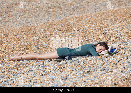 Hastings, East Sussex, UK. 22 Jun, 2018. UK Wetter: Schönes Wetter morgens in Hastings, East Sussex mit Höhen von 20 °C zu starten Dargestellt ist eine Frau am Strand zu entspannen. Photo Credit: PAL Bilder/Alamy leben Nachrichten Stockfoto