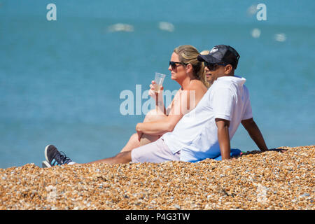 Hastings, East Sussex, UK. 22 Jun, 2018. UK Wetter: Schönes Wetter morgens in Hastings, East Sussex mit Höhen von 20 °C zu starten Ein paar am Strand mit einem kühlen Drink entspannen. Photo Credit: PAL Bilder/Alamy leben Nachrichten Stockfoto