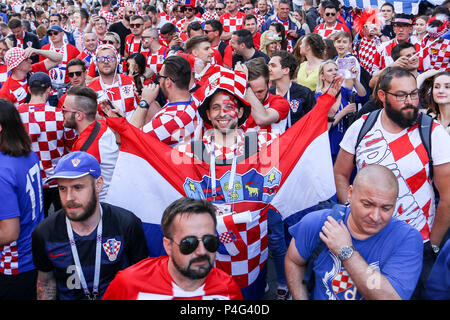 Nischni Nowgorod, Russland. 21 Juni, 2018. Kroatien Fans auf der Argentinien vs Kroatien Match in der Fan Zone. Die FIFA Fußball-Weltmeisterschaft 2018 ist der 21. Fußball-Weltmeisterschaft, die am 14. Juni beginnt und endet am 15. Juli 2018 in Russland. Credit: SOPA Images Limited/Alamy leben Nachrichten Stockfoto