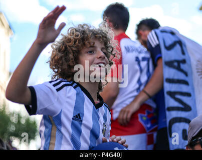 Nischni Nowgorod, Russland. 21 Juni, 2018. Ein Argentinien Ventilator Aufpassen der Argentinien vs Kroatien Match in der Fan Zone. Die FIFA Fußball-Weltmeisterschaft 2018 ist der 21. Fußball-Weltmeisterschaft, die am 14. Juni beginnt und endet am 15. Juli 2018 in Russland. Credit: SOPA Images Limited/Alamy leben Nachrichten Stockfoto