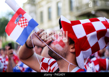 Nischni Nowgorod, Russland. 21 Juni, 2018. Eine Kroatien Ventilator Aufpassen der Argentinien vs Kroatien Match in der Fan Zone. Die FIFA Fußball-Weltmeisterschaft 2018 ist der 21. Fußball-Weltmeisterschaft, die am 14. Juni beginnt und endet am 15. Juli 2018 in Russland. Credit: SOPA Images Limited/Alamy leben Nachrichten Stockfoto