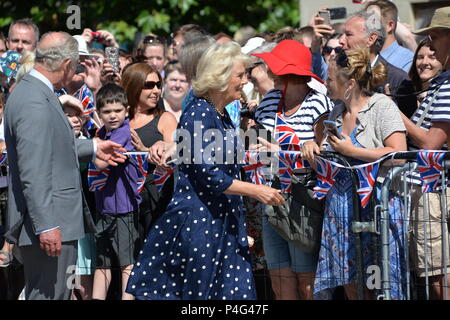 Salisbury, Wiltshire, Großbritannien, 22.. Juni 2018. Ihre Königliche Hoheit Prinz Charles, der Prinz von Wales und Camilla, Herzogin von Cornwall sprechen auf dem Marktplatz mit Menschenmassen. Das Königspaar besucht Salisbury, um die Erholung der Stadt zu unterstützen, wo die Besucherzahlen gesunken sind und Unternehmen nach dem Nervengiftangriff auf den ehemaligen russischen Spion Sergei Skripal und seine Tochter Yulia am 4. 2018. März gelitten haben. Stockfoto