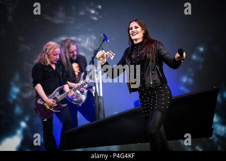 Dänemark, Kopenhagen - Juni 21., 2018. Nightwish, die finnische Symphonic Metal Band, führt ein Live Konzert während der dänischen Heavy Metal Festival Copenhell 2018 in Kopenhagen. Hier Sängerin Floor Jansen wird gesehen, live auf der Bühne. (Foto: Gonzales Foto - Christian Hjorth). Stockfoto