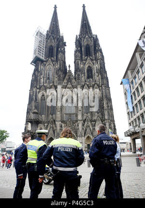 Köln, Deutschland. 22. Juni, 2018. Polizeibeamte stehen vor den evakuierten Kölner Dom. Das Gebäude wurde durch einen Verdächtigen Mann, der in Gewahrsam genommen wurde evakuiert. Foto: Roland Weihrauch/dpa/Alamy leben Nachrichten Stockfoto