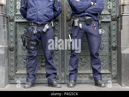 Köln, Deutschland. 22. Juni, 2018. Polizisten bewachen die evakuierten Kölner Dom. Das Gebäude wurde durch einen Verdächtigen Mann, der in Gewahrsam genommen wurde evakuiert. Foto: Roland Weihrauch/dpa/Alamy leben Nachrichten Stockfoto