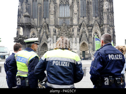 Köln, Deutschland. 22. Juni, 2018. Polizeibeamte stehen vor den evakuierten Kölner Dom. Das Gebäude wurde durch einen Verdächtigen Mann, der in Gewahrsam genommen wurde evakuiert. Foto: Roland Weihrauch/dpa/Alamy leben Nachrichten Stockfoto