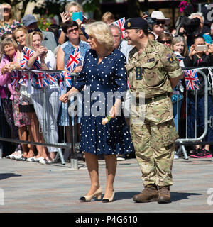 Salisbury, Wiltshire, Großbritannien, 22.. Juni 2018. Camilla, Herzogin von Cornwall trifft die Menschen auf dem Marktplatz. Der Besuch des königlichen Paares soll die Erholung der Stadt unterstützen, wo die Besucherzahlen gesunken sind und die Unternehmen nach dem Nervengift-Angriff im März 2018 gelitten haben. Stockfoto