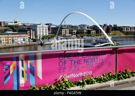 Newcastle, UK. 22. Juni, 2018. Der Gateshead Millennium Bridge über den Tag der Eröffnung der großen Ausstellung des Nordens in Newcastle-upon-Tyne, England. Das 80-tägige Festival s eine Feier von Innovation, industriellen Erbes und der Kunst und läuft bis zum 9. September 2018. Credit: Stuart Forster/Alamy leben Nachrichten Stockfoto