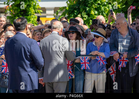 Salisbury, Wiltshire, Großbritannien, 22.. Juni 2018. S.H. Prinz Charles, der Prinz von Wales, trifft die Menschen auf einem Spaziergang auf dem Marktplatz. Der Besuch des königlichen Paares soll die Erholung der Stadt unterstützen, wo die Besucherzahlen gesunken sind und die Unternehmen nach dem Nervengift-Angriff im März 2018 gelitten haben. Stockfoto