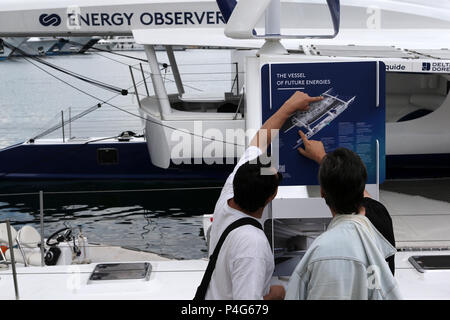 Athen, Griechenland. 21 Juni, 2018. Das Schiff 'Beobachter' an Flisvos Marina in Athen, Griechenland, angedockt ist, am 21. Juni 2018. Das erste Schiff von erneuerbaren Energien und Wasserstoff betrieben, 'Beobachter', hat an den Flisvos Marina in Athen diese Woche im 20 Zwischenstopp seiner Tour um die Welt, günstig das Bewusstsein für die Energiewende zu heben und Pioniere, die für einen sauberen Planeten arbeiten. Credit: Marios Lolos/Xinhua/Alamy leben Nachrichten Stockfoto