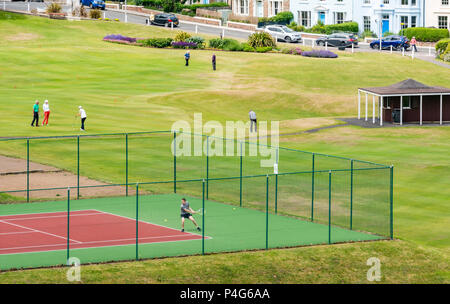 North Berwick, Schottland, Vereinigtes Königreich, 22. Juni 2018. Ein paar genießen Sie eine Partie Tennis und Menschen auf dem Putting Green an einem sonnigen Tag im Sommer. North Berwick ist die Heimat von mehreren Putting Greens und Golfplätze. Stockfoto