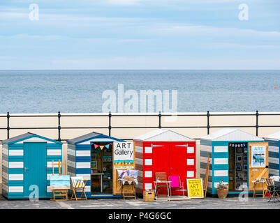 North Berwick, Schottland, Vereinigtes Königreich, 22. Juni 2018. Bunte Badehäuschen in North Berwick Hafen verwandelte sich in Galerien während der Sommersaison Stockfoto