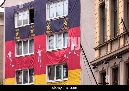 Köln, Deutschland, 22. Juni, 2018. Mit einer riesigen deutschen Fahne abgedeckt Haus während der FIFA Fußball-Weltmeisterschaft 2018. Quelle: Jörn Sackermann/Alamy leben Nachrichten Stockfoto