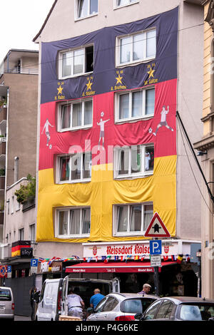 Köln, Deutschland, 22. Juni, 2018. Mit einer riesigen deutschen Fahne abgedeckt Haus während der FIFA Fußball-Weltmeisterschaft 2018. Quelle: Jörn Sackermann/Alamy leben Nachrichten Stockfoto