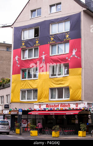 Köln, Deutschland, 22. Juni, 2018. Mit einer riesigen deutschen Fahne abgedeckt Haus während der FIFA Fußball-Weltmeisterschaft 2018. Quelle: Jörn Sackermann/Alamy leben Nachrichten Stockfoto