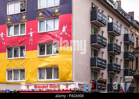 Köln, Deutschland, 22. Juni, 2018. Mit einer riesigen deutschen Fahne abgedeckt Haus während der FIFA Fußball-Weltmeisterschaft 2018. Quelle: Jörn Sackermann/Alamy leben Nachrichten Stockfoto