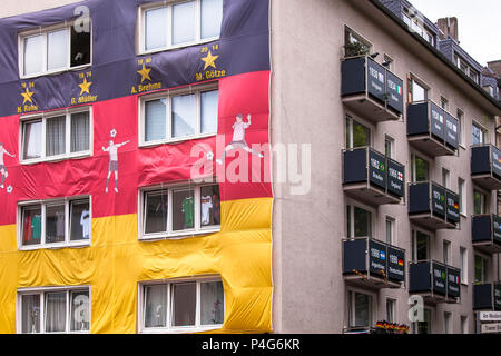 Köln, Deutschland, 22. Juni, 2018. Mit einer riesigen deutschen Fahne abgedeckt Haus während der FIFA Fußball-Weltmeisterschaft 2018. Quelle: Jörn Sackermann/Alamy leben Nachrichten Stockfoto