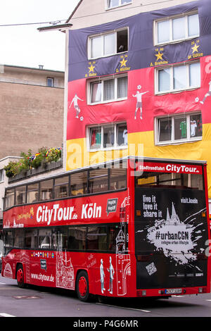 Köln, Deutschland, 22. Juni 2018. sight-seeing Bus vor einem mit einer riesigen deutschen Fahne Haus während der FIFA Fußball-Weltmeisterschaft 2018 abgedeckt. Quelle: Jörn Sackermann/Alamy leben Nachrichten Stockfoto