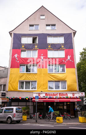 Köln, Deutschland, 22. Juni, 2018. Mit einer riesigen deutschen Fahne abgedeckt Haus während der FIFA Fußball-Weltmeisterschaft 2018. Quelle: Jörn Sackermann/Alamy leben Nachrichten Stockfoto