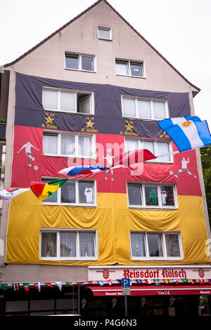 Köln, Deutschland, 22. Juni, 2018. Mit einer riesigen deutschen Fahne abgedeckt Haus während der FIFA Fußball-Weltmeisterschaft 2018. Quelle: Jörn Sackermann/Alamy leben Nachrichten Stockfoto