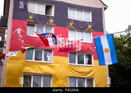 Köln, Deutschland, 22. Juni, 2018. Mit einer riesigen deutschen Fahne abgedeckt Haus während der FIFA Fußball-Weltmeisterschaft 2018. Quelle: Jörn Sackermann/Alamy leben Nachrichten Stockfoto