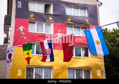 Köln, Deutschland, 22. Juni, 2018. Mit einer riesigen deutschen Fahne abgedeckt Haus während der FIFA Fußball-Weltmeisterschaft 2018. Quelle: Jörn Sackermann/Alamy leben Nachrichten Stockfoto