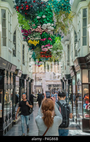 London, Großbritannien. Am 22. Juni 2018. 2000 maßgeschneiderte Papier Blumen von der Künstlerin Mathilde Nivent der Schaffung einer "hängenden Garten der Blumen "in der Burlington Arcade in Mayfair - Dies ist Teil von Mayfair Kunst Wochenende und deckt sich mit der Königlichen Akademie feiert ihr 250-jähriges Bestehen. Credit: Guy Bell/Alamy leben Nachrichten Stockfoto