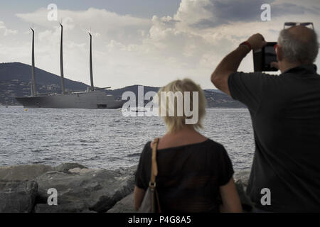 Saint Tropez. Frankreich 21 Th, 2018. Leute schauen auf die grosse Sailing A' vor Saint Tropez Golf. Das Segeln ist die größte Segelyacht der Welt, bauen in Deutschland mit den fortschrittlichsten technology​. Länge 142.81 Meter; 12700 Tonnen, entworfen von Phillippe Starck und Dolker & Voges. Der Eigentümer des Schiffes ist Andrej Melnichenko aus Russland. Foto Alejandro Sala/Alamy Llive Nachrichten Stockfoto