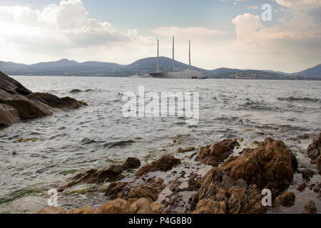 Saint Tropez. Frankreich 21 Th, 2018, Das große "Sailing A' vor Saint Tropez Golf. Das Segeln ist eine der größten Segelyacht der Welt, builtd in Deutschland mit den fortschrittlichsten Netzgemeinschaften. Länge 142.81 Meter; 12700 Tonnen, entworfen von Phillippe Starck und Dolker & Voges. Der Eigentümer des Schiffes ist Andrej Melnichenko aus Russland. Foto Alejandro Sala/Alamy Llive Nachrichten Stockfoto